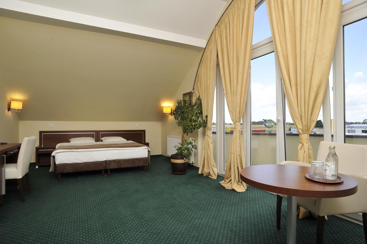 Hotel Lotos Woskrzenice Duze Luaran gambar